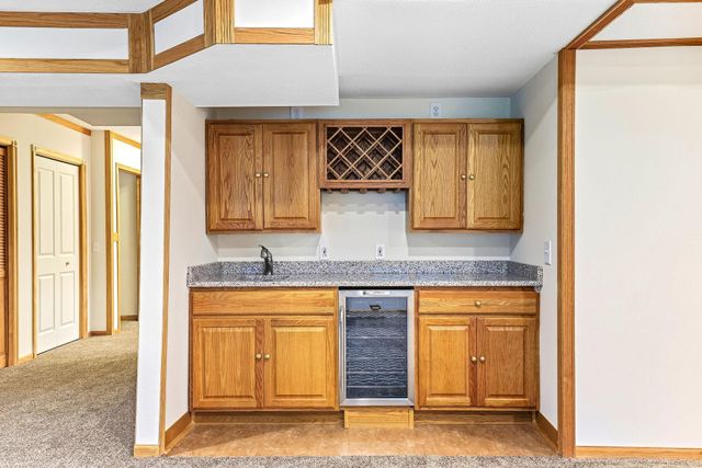 2413 Bridle Creek Trail, Chanhassen, MN 55317