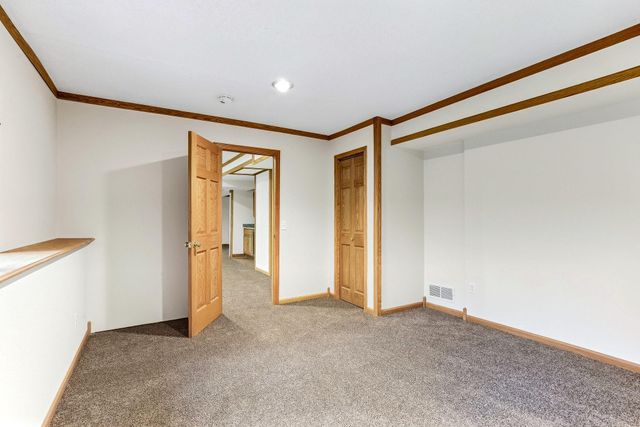 2413 Bridle Creek Trail, Chanhassen, MN 55317