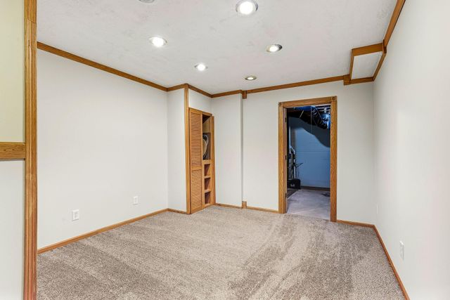 2413 Bridle Creek Trail, Chanhassen, MN 55317
