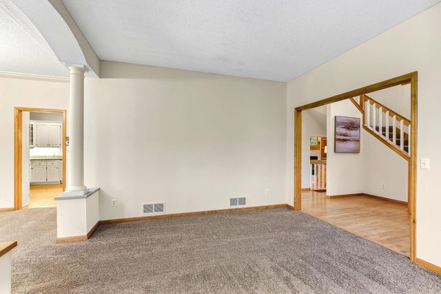 2413 Bridle Creek Trail, Chanhassen, MN 55317