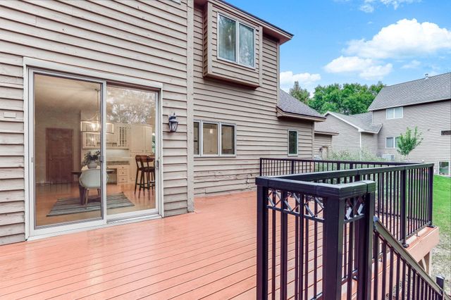 2413 Bridle Creek Trail, Chanhassen, MN 55317