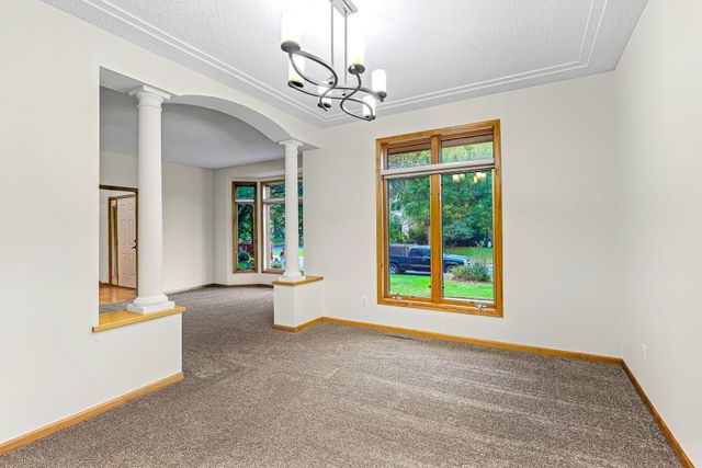 2413 Bridle Creek Trail, Chanhassen, MN 55317