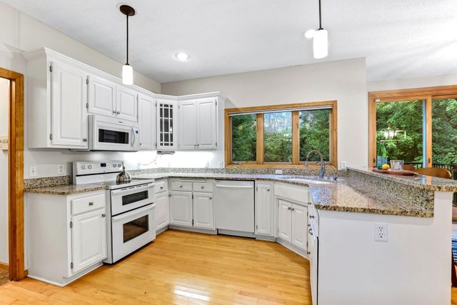 2413 Bridle Creek Trail, Chanhassen, MN 55317