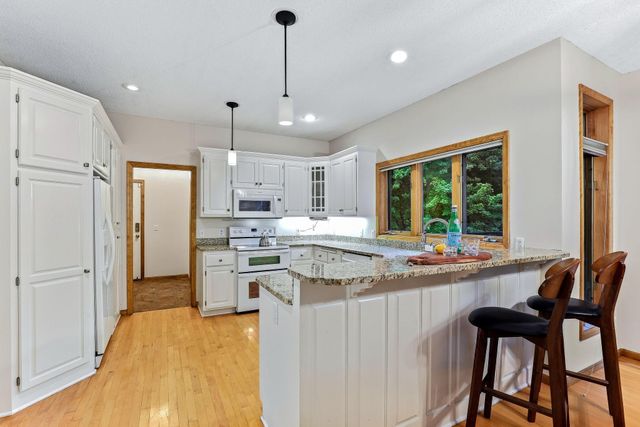 2413 Bridle Creek Trail, Chanhassen, MN 55317