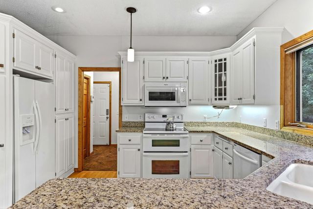 2413 Bridle Creek Trail, Chanhassen, MN 55317