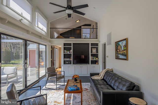 48 STEAMBOAT RD, Irvington, VA 22480