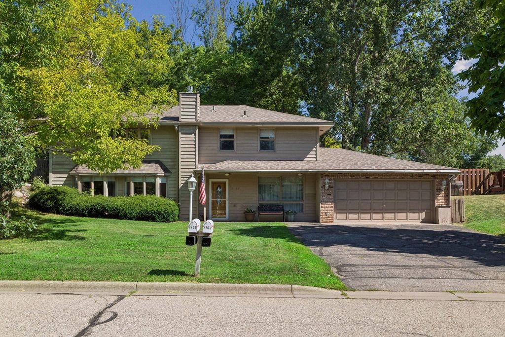2704 Shawnee Lane, Burnsville, MN 55337