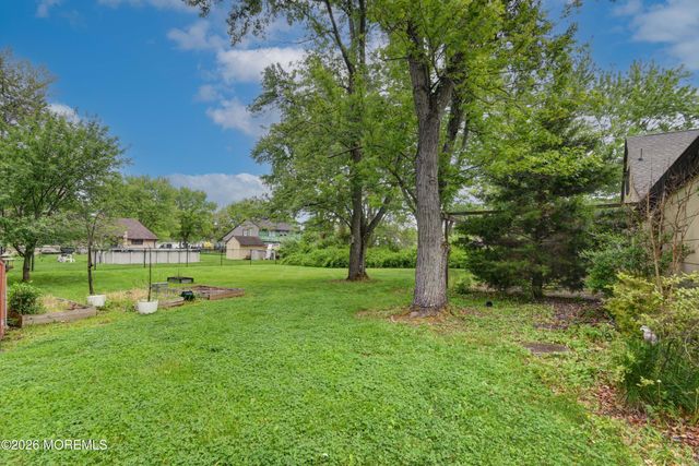 32 Ethan Allen Road, Freehold, NJ 07728