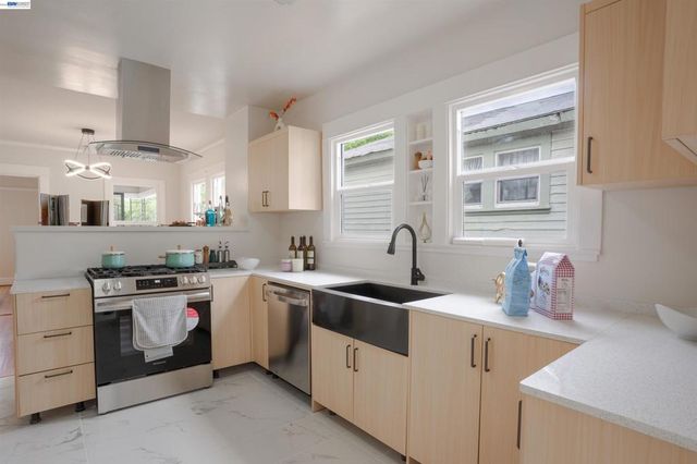 318 E Pine St, Stockton, CA 95204