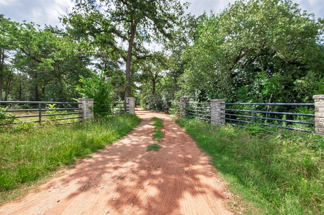 1231 Peach Creek RD, Waelder, TX 78959