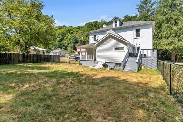 936 Pike Run Dr, California, PA 15423