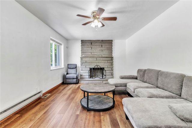 936 Pike Run Dr, California, PA 15423