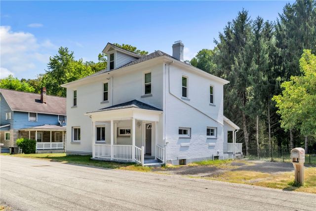 936 Pike Run Dr, California, PA 15423