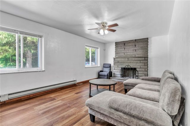 936 Pike Run Dr, California, PA 15423