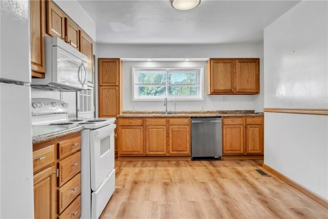 936 Pike Run Dr, California, PA 15423