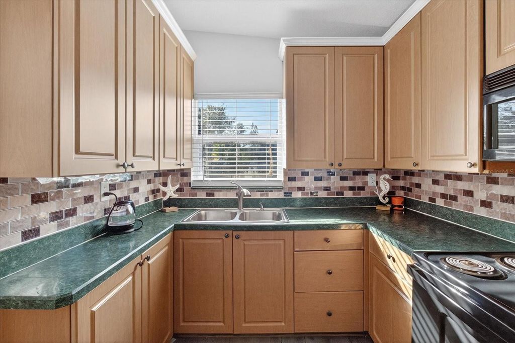 Image 14 of property listing at 805 29TH STREET E, Bradenton, FL 34208