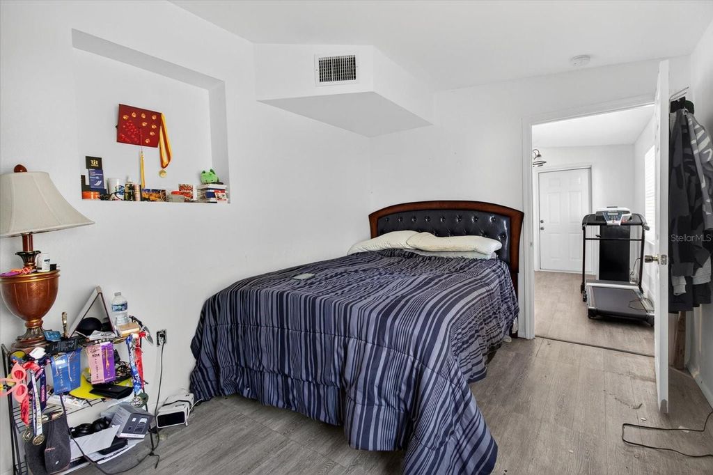 Image 20 of property listing at 805 29TH STREET E, Bradenton, FL 34208