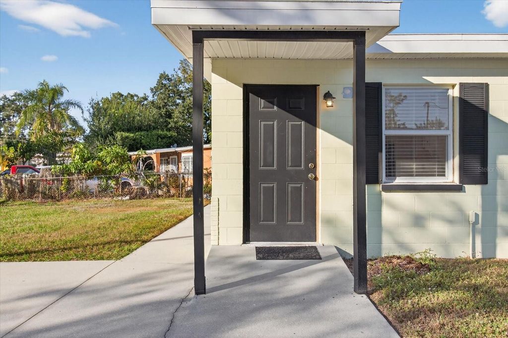 Image 4 of property listing at 805 29TH STREET E, Bradenton, FL 34208