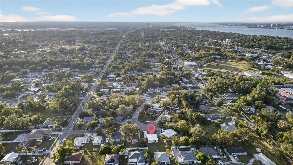 Image 33 of property listing at 805 29TH STREET E, Bradenton, FL 34208