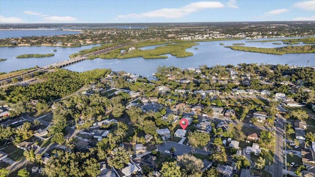 Image 34 of property listing at 805 29TH STREET E, Bradenton, FL 34208