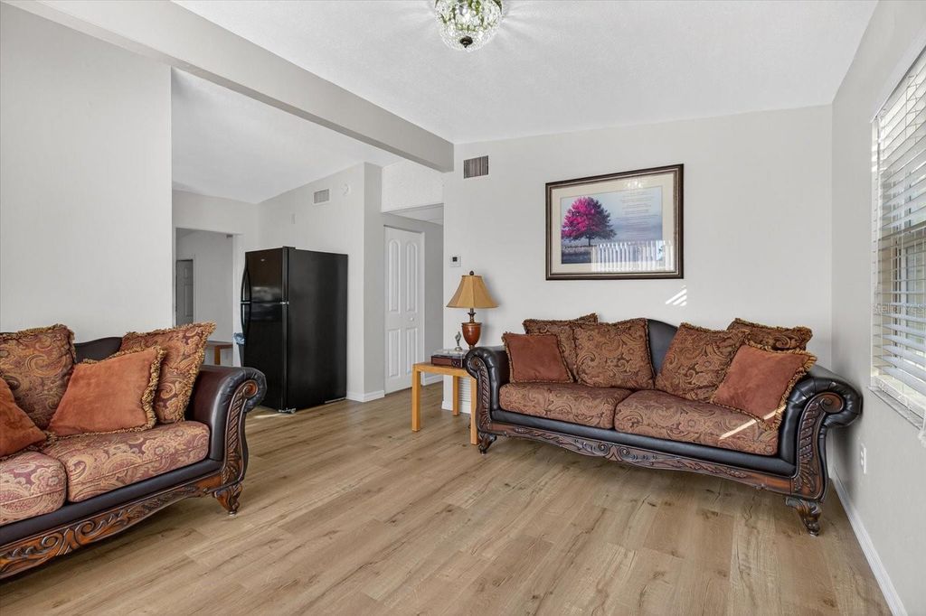 Image 10 of property listing at 805 29TH STREET E, Bradenton, FL 34208