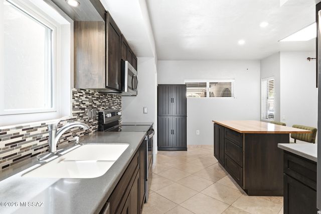221 W Calle Canon De Faber, Green Valley, AZ 85614
