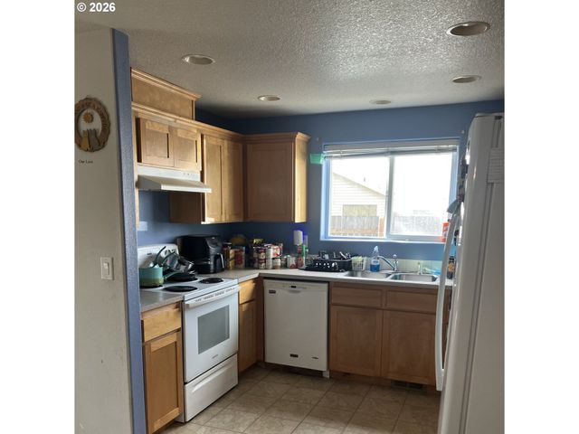 695 MARY Dr, Molalla, OR 97038