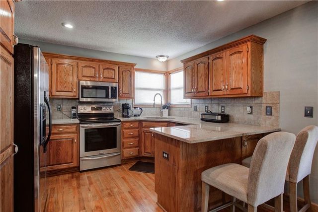 12204 WHITE OAK Street, Peculiar, MO 64078
