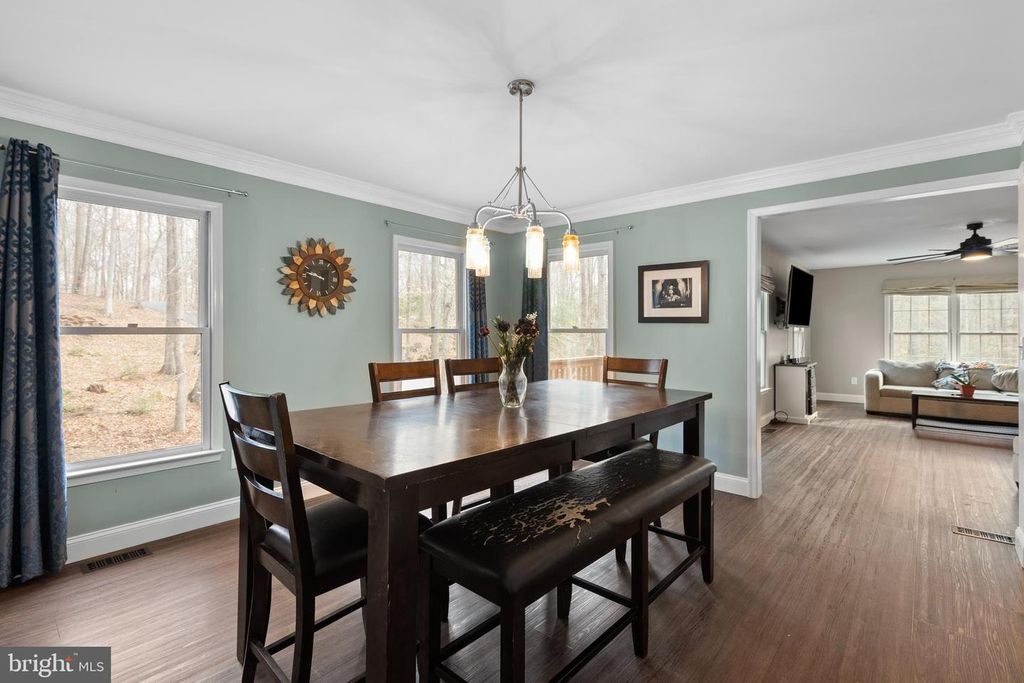 Image 16 of property listing at 151 AUTUMN CT, Huntingtown, MD 20639