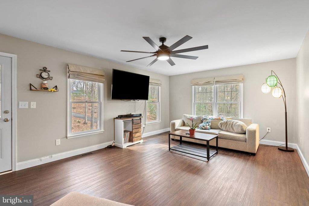 Image 18 of property listing at 151 AUTUMN CT, Huntingtown, MD 20639