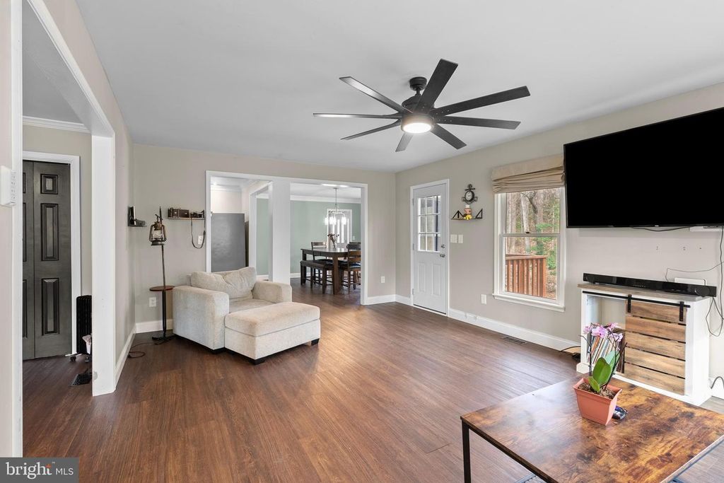 Image 20 of property listing at 151 AUTUMN CT, Huntingtown, MD 20639