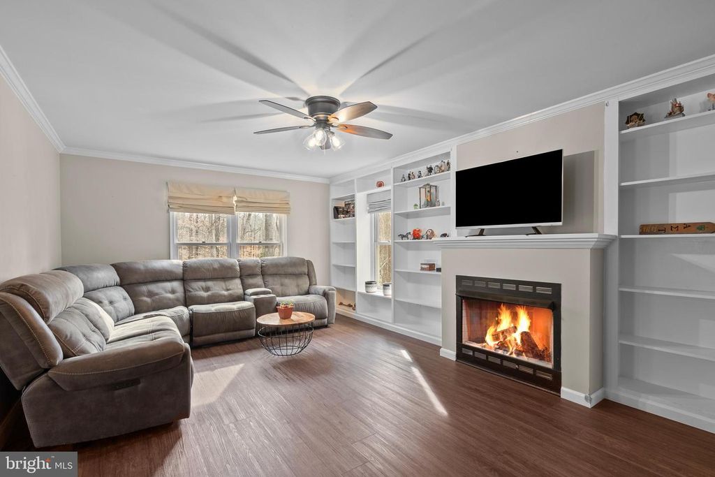Image 24 of property listing at 151 AUTUMN CT, Huntingtown, MD 20639