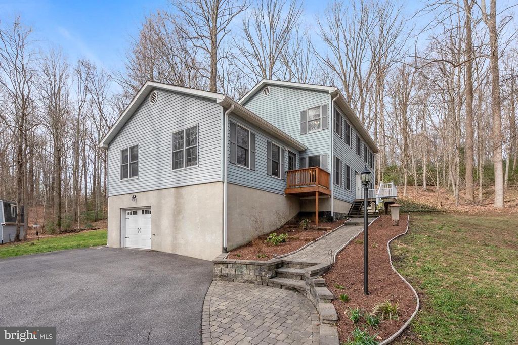 Image 5 of property listing at 151 AUTUMN CT, Huntingtown, MD 20639