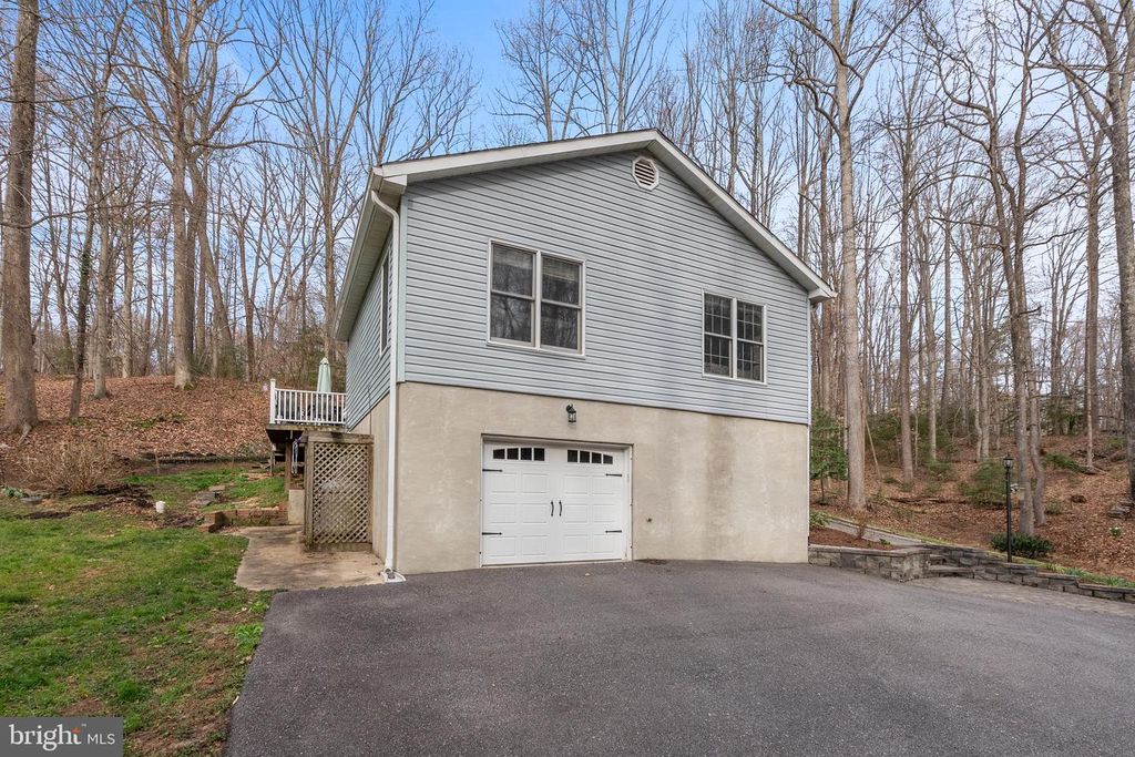 Image 6 of property listing at 151 AUTUMN CT, Huntingtown, MD 20639