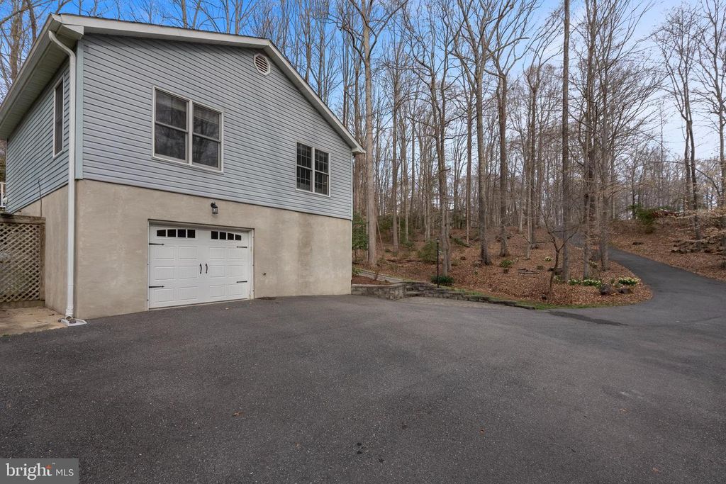Image 7 of property listing at 151 AUTUMN CT, Huntingtown, MD 20639