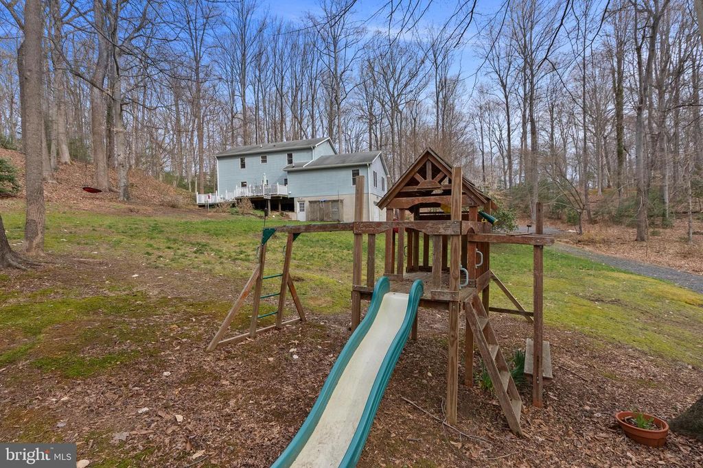 Image 85 of property listing at 151 AUTUMN CT, Huntingtown, MD 20639