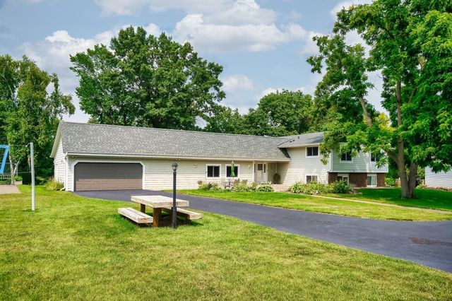 8275 College Trail, Inver Grove Heights, MN 55076