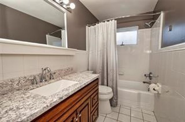 251 Franklin Dr, Upper St Clair, PA 15241