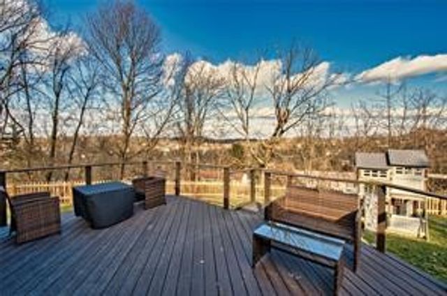 251 Franklin Dr, Upper St Clair, PA 15241