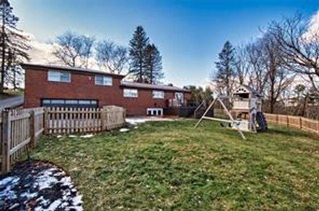 251 Franklin Dr, Upper St Clair, PA 15241