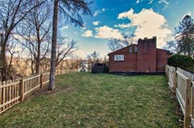 251 Franklin Dr, Upper St Clair, PA 15241
