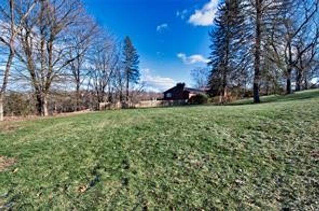251 Franklin Dr, Upper St Clair, PA 15241