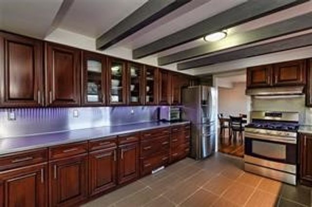 251 Franklin Dr, Upper St Clair, PA 15241