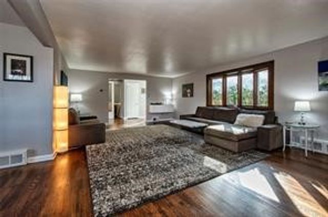 251 Franklin Dr, Upper St Clair, PA 15241