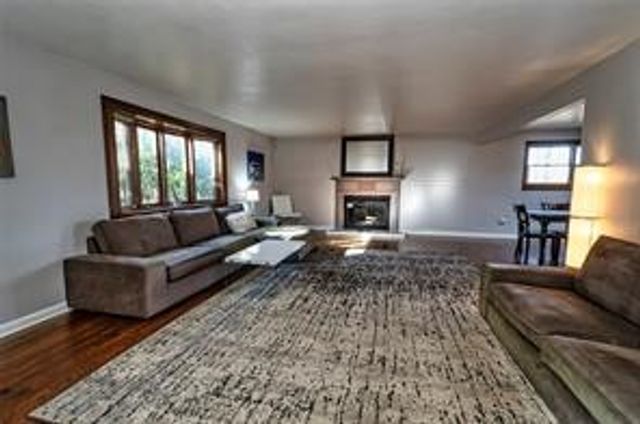 251 Franklin Dr, Upper St Clair, PA 15241