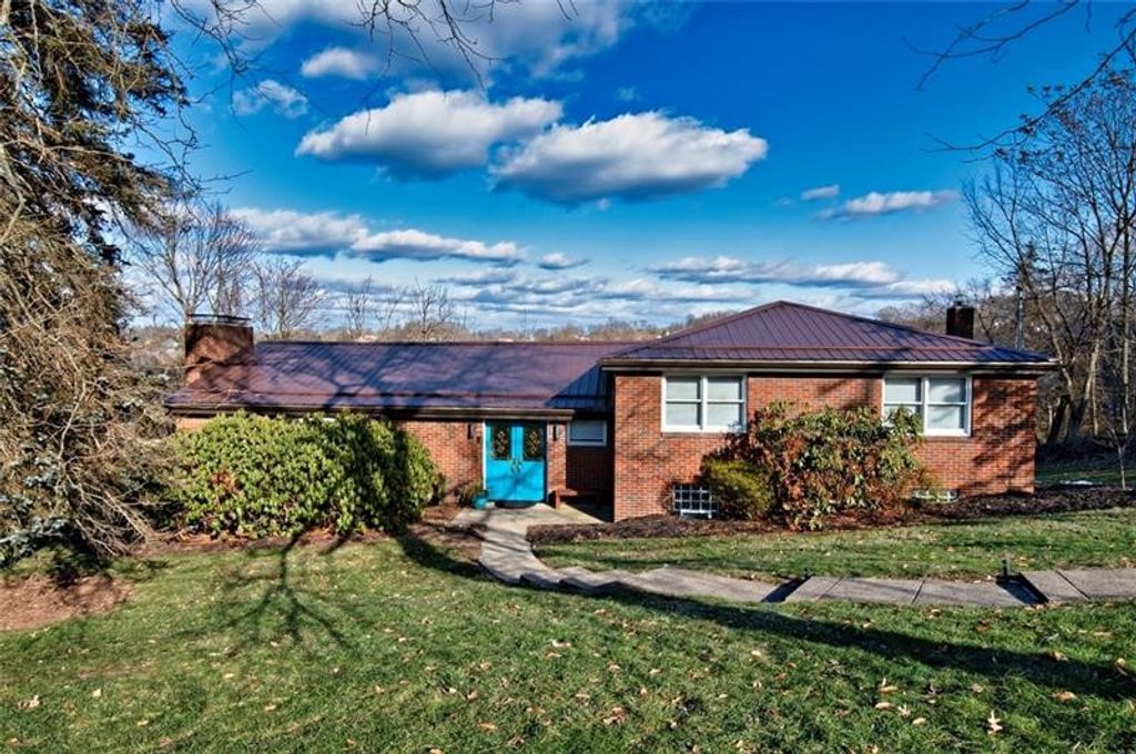 251 Franklin Dr, Upper St Clair, PA 15241