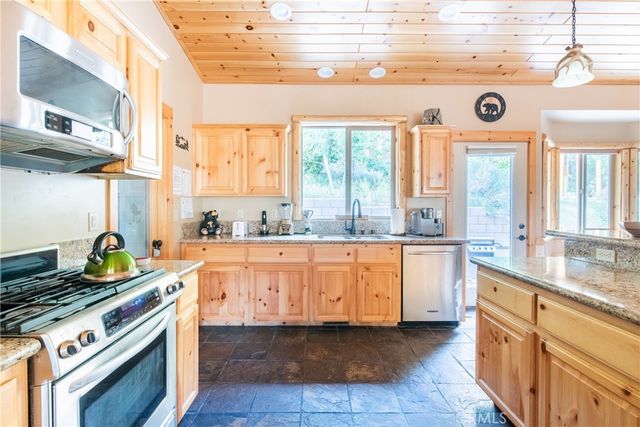 43628 Yosemite Drive, Big Bear Lake, CA 92315