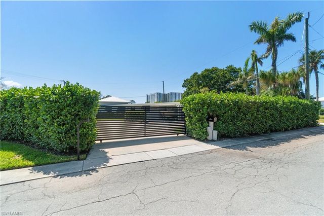 2180 Harbor LN, Naples, FL 34104