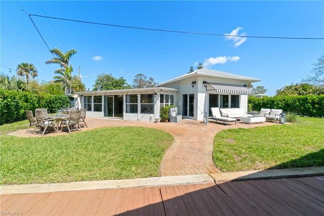 2180 Harbor LN, Naples, FL 34104