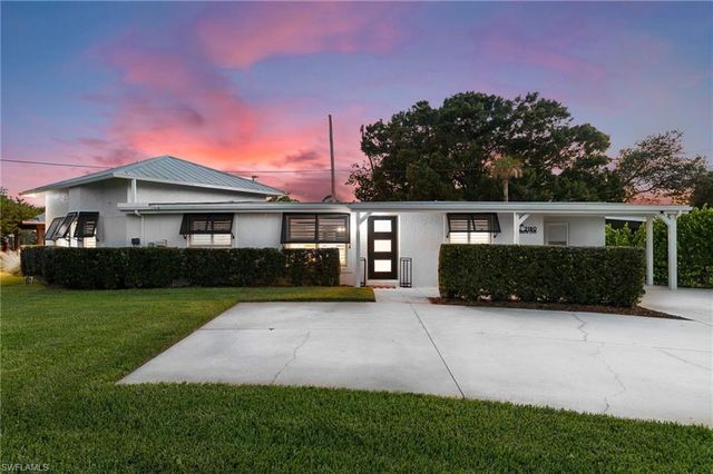 2180 Harbor LN, Naples, FL 34104